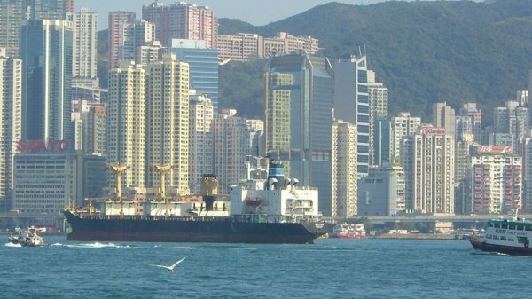 牛跟投 全国首票内地与香港“一单两报” 进口货物顺利通关